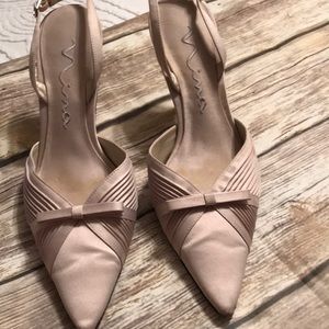 Camel color sling back heels Nina shoes. Size 8M. Pointed toe with a bow.